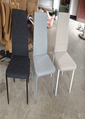 Dört Demir Ayaklı Beyaz Renk Kumaş Kaplı Yemek Sandalyeler U43 * D58 * H46cm